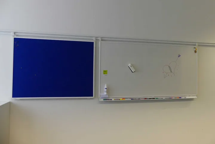 2x Whiteboard / Pinnwand inkl. Schiene